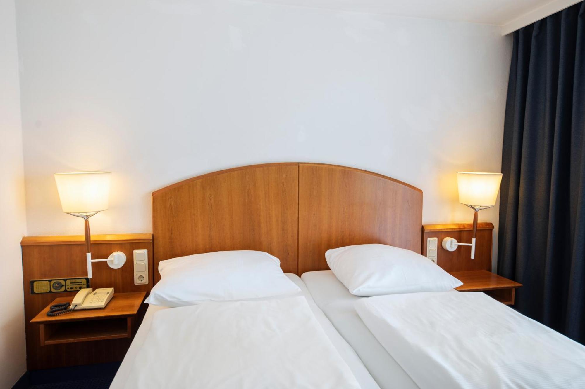 Roomingtons Karoli วัลด์เคอร์เชิน ภายนอก รูปภาพ