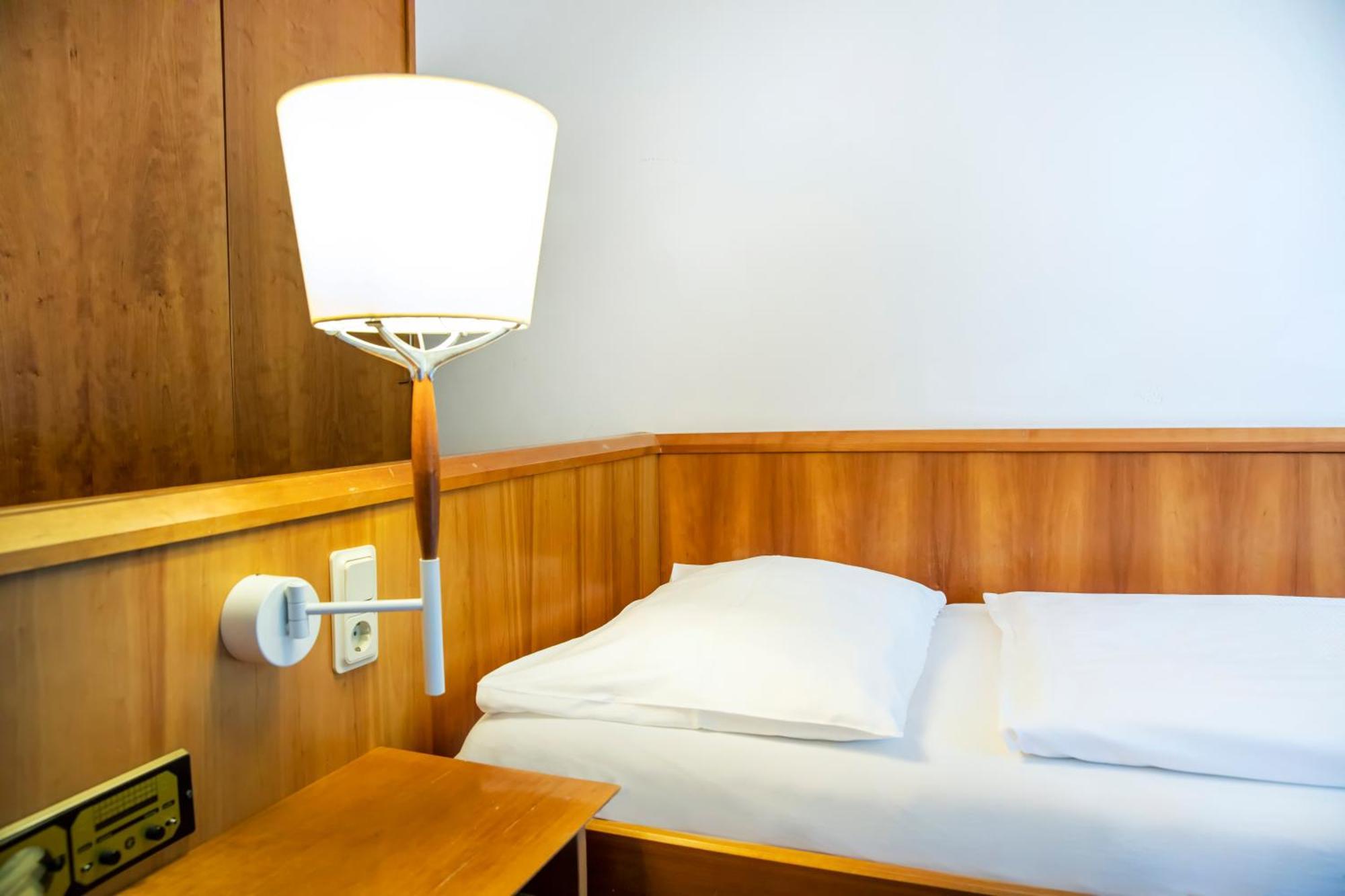 Roomingtons Karoli วัลด์เคอร์เชิน ภายนอก รูปภาพ