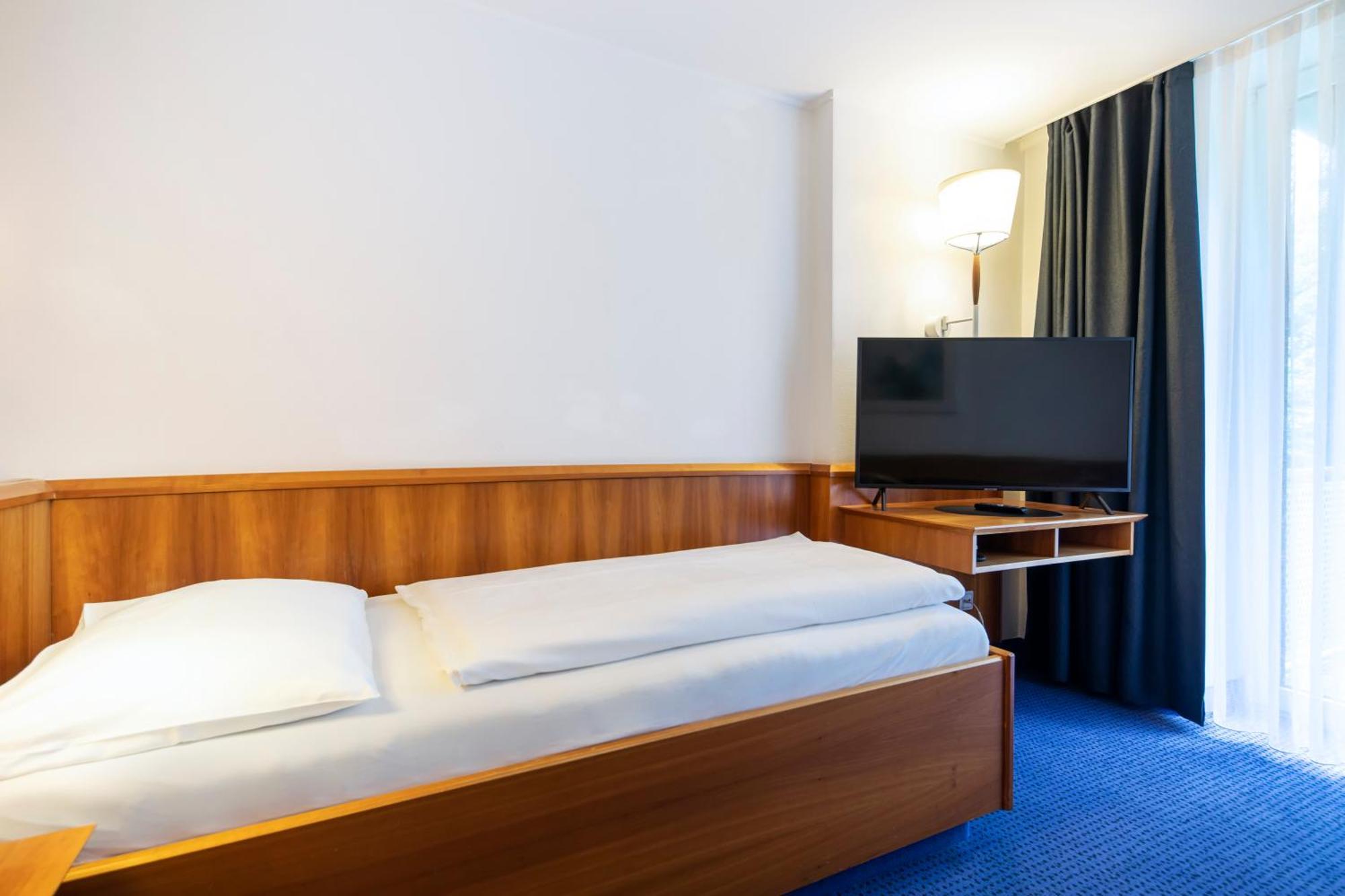 Roomingtons Karoli วัลด์เคอร์เชิน ภายนอก รูปภาพ